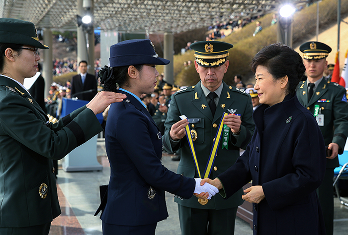 President Park Geun-hye (front, right) shakes hands with a new officer who just received her commission during a joint commissioning ceremony for new officers on March 6 at Gyeryongdae, Chungcheongnam-do, Korea’s military headquarters. (photo: Cheong Wa Dae)