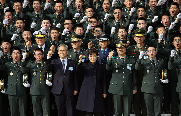 President Park Geun-hye (third from right, front) and new officers cheer during a joint commissioning ceremony on March 6 at Gyeryongdae, Korea’s military headquarters. (photo: Cheong Wa Dae)