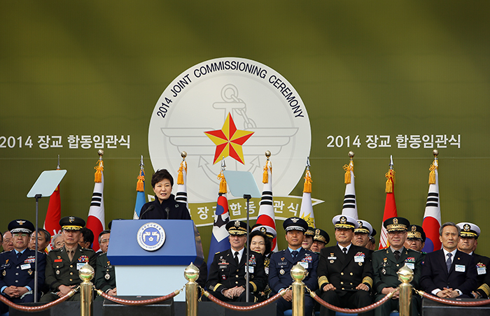 President Park Geun-hye, at the podium, gives a speech during the joint commissioning ceremony for new officers on March 6 at Gyeryongdae, Chungcheongnam-do, Korea’s main military compound. (photo: Cheong Wa Dae)
