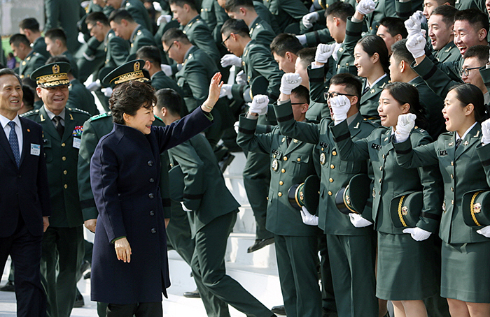 President Park Geun-hye waves to newly commissioned officers after having taken a group photo with them on March 6. (photo: Cheong Wa Dae)