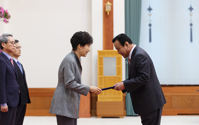 President Park Geun-hye gives a certificate of appointment to newly appointed Prime Minister Lee Wan-koo at Cheong Wa Dae on February 17. 