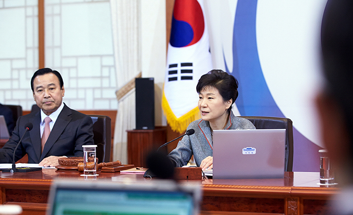 President Park Geun-hye (right) presides over a cabinet meeting at Cheong Wa Dae on February 17. 