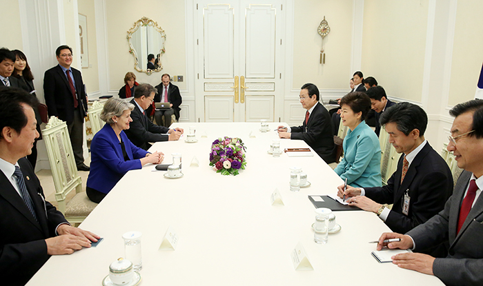 President Park Geun-hye holds talks with UNESCO Director-General Irina Georgieva Bokova at Cheong Wa Dae on February 4. (Photo: Cheong Wa Dae)