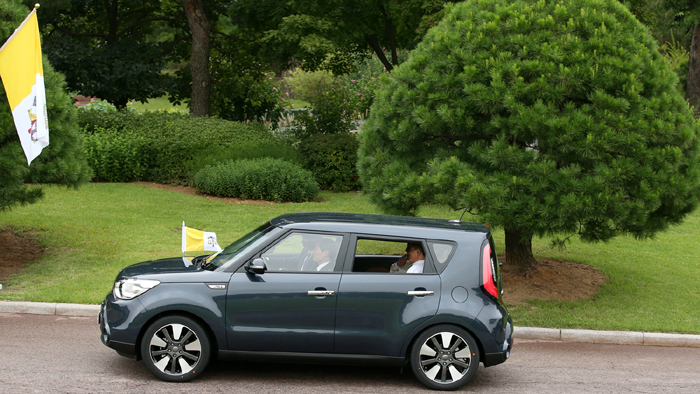 The pope is driven to Cheong Wa Dae in a compact hatchback, a Kia Soul, on August 14. (photo: Jeon Han)