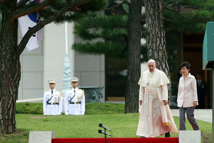 President Park Geun-hye (right) escorts the visiting Pope Francis after the official welcoming ceremony at Cheong Wa Dae on August 14. (photo: Jeon Han)
