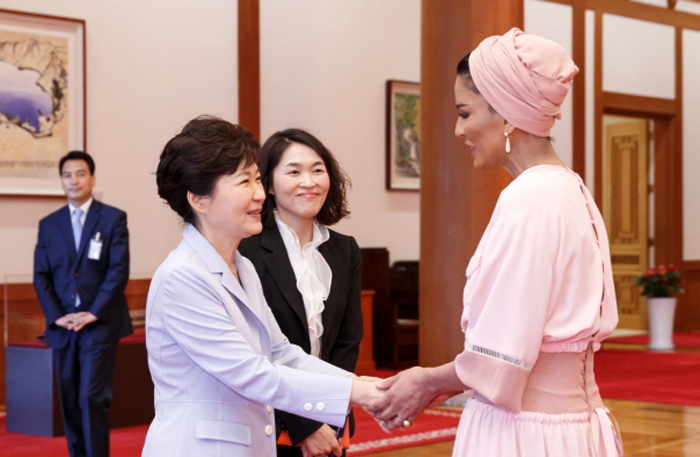President_with_Beautiful_Lady_01.jpg