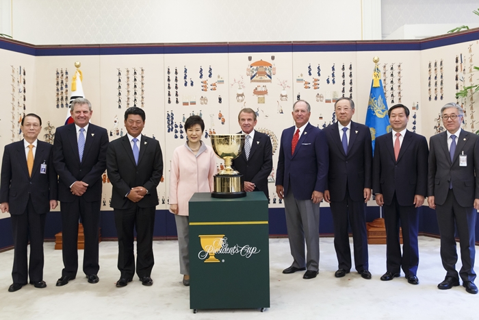 President Park Geun-hye (fourth from left) takes part in a group photo with Presidents Cup 2015 organizers and related officials and the trophy itself on November 4 at Cheong Wa Dae. (photo: Cheong Wa Dae)