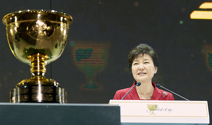 박근혜 대통령이 7일 인천 송도 켄벤시아에서 열린 ‘2015 프레지던츠컵’ 개막식에서 축사를 하고 있다.