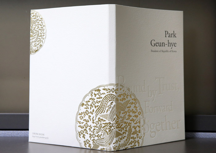 The cover of a press kit decorated with traditional patterns was designed for President Park Geun-hye’s overseas trips. The image and design is now open for public use. 