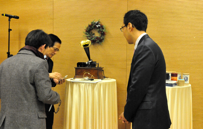 Participants in the “Korean Voices Left Behind in Berlin in the Early 20th Century” conference on December 13 listen to songs sung by ethnic Korean prisoners of war in Germany in the 1910s, using an Edison cylinder phonograph. 