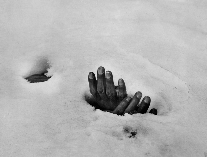 Former AP photographer Max Desfor’s “Reaching Up from a Snowy Grave” is on display as part of the “Capture the Moment: The Pulitzer Prize Photographs” exhibition at the Seoul Arts Center in southern Seoul. (photo courtesy of the Associated Press)