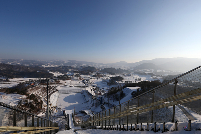 Those who wish to travel to Gangwon-do Province can enjoy special train travel programs during the Winter Travel Week. These programs will bring passengers to key local festivals and venues of the PyeongChang 2018 Winter Olympic Games, including Alpensia Ski Resort, and a promotional hall. The photo shows an aerial view of Alpensia Ski Resort in Pyeongchang seen from a jump ski launch pad.
