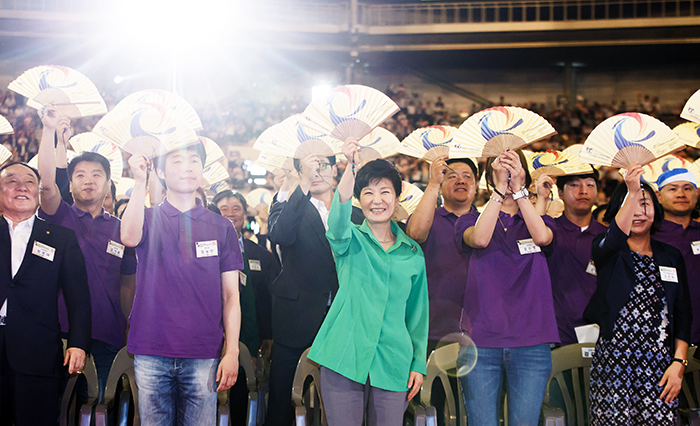 President Park Geun-hye attends the 17th National Unification Advisory Council at Seoul Olympic Park on July 1. She joins in the fan-waving, wishing for the nation's reunification.
