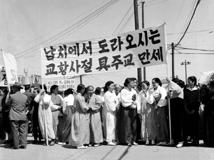 People welcome Bishop Patrick Byrne upon his return to the country as the second Apostolic Visitor in 1954 after being kidnapped and sent to North Korea in 1950. (photo courtesy of the National Archives of Korea)