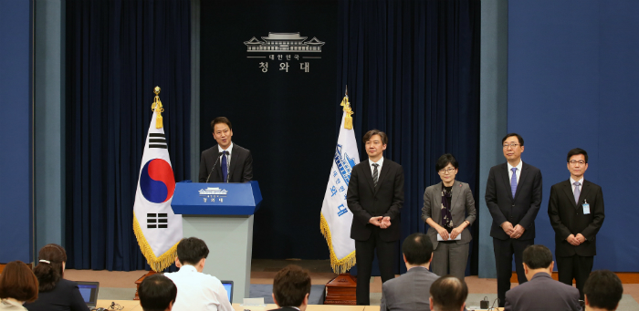 Presidential Chief of Staff Im Jong-seok (left) announces the appointment of senior presidential secretaries at the Chunchugwan press center at Cheong Wa Dae on May 11. The appointees are Cho Kuk (second from left), Cho Hyun Ock (third from left), Yoon Young Chan (fourth from left) and Lee Joung Do.