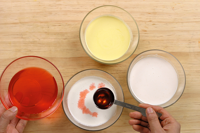 Soak half the gardenia and strawberry powder to make yellow and pink water for coloring the dough. Divide the dough into three pieces. Color two of them yellow and pink while leaving the rest of the dough white.