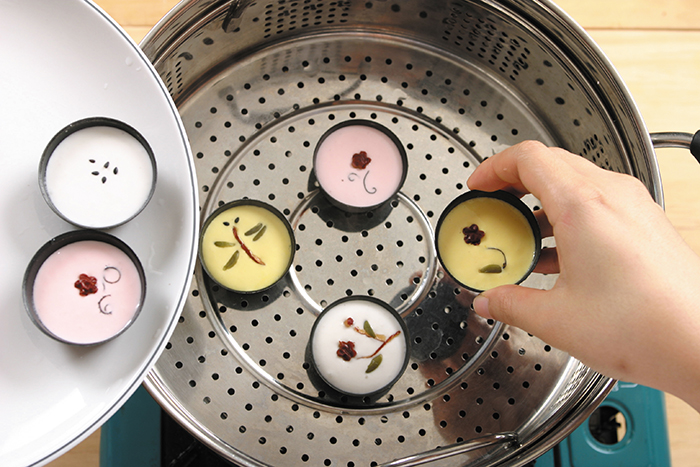 Cover the molds with cooking oil and put the dough in the mold. Place the mold in a steamer and decorate them with pieces of jujube, mushroom and pumpkin seeds on top of the molds.