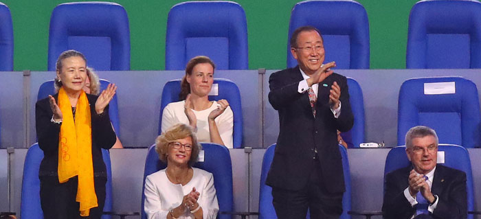 U.N. Secretary-General Ban Ki-moon (second from R) gives a standing ovation as the South Korean delegation to the Rio de Janeiro Olympics enters Maracana Stadium during the opening ceremony on Aug. 5, 2016. (Yonhap)