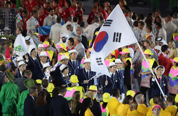 The South Korean delegation to the Rio de Janeiro Olympics enters Maracana Stadium during the opening ceremony on Aug. 5, 2016. (Yonhap)