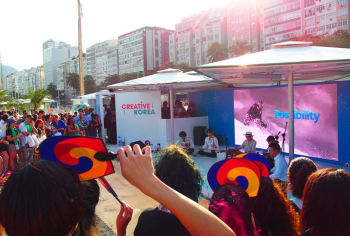 Brazilians and tourists watch a performance of traditional Korean instruments at the PyeongChang 2018 House in Rio de Janeiro on Aug. 6, 2016. (Courtesy of PyeongChang Olympics Organizing Committee)