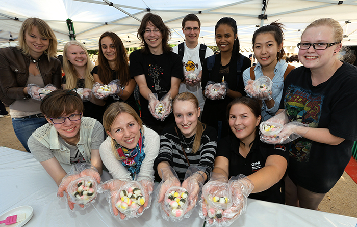 Children and international students show off their hand-made rice cakes during a traditional food festival at Unhyeongung Palace in Seoul. A similar festival for traditional alcoholic beverages and their accompanying side dishes will be held at the Namsangol Hanok Village in Seoul next month.