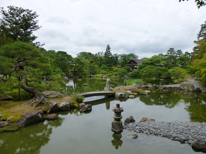 Gardens from royal palaces in Korea, China and Japan. From top: the Gwallam pond in the Changdeokgung Palace in Seoul, Korea; the Mountain Resort and its Outlying Temples in Chengde, China; and, lastly, a garden at the Katsura Imperial Villa in Kyoto, Japan. (photos courtesy of the National Research Institute of Cultural Heritage)