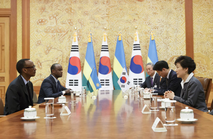 President Park Geun-hye (right) holds summit talks with Rwandan President Paul Kagame on October 29.