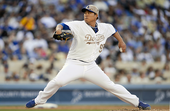 Ryu Hyun-jin, starting pitcher for the LA Dodgers, pitches hard against the Cincinnati Reds during the fourth inning of a home game on May 27. (photo: Yonhap News) 