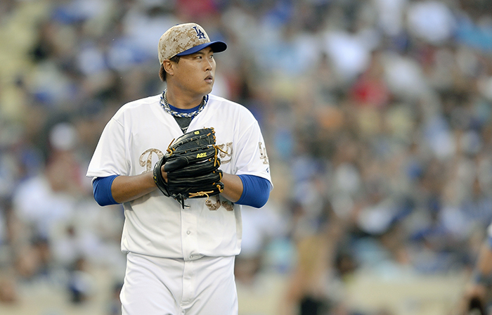 On May 27, Ryu Hyun-jin watches the scoreboard during his almost-perfect game, with two outs in the seventh inning against the Cincinnati Reds. (photo: Yonhap News) 