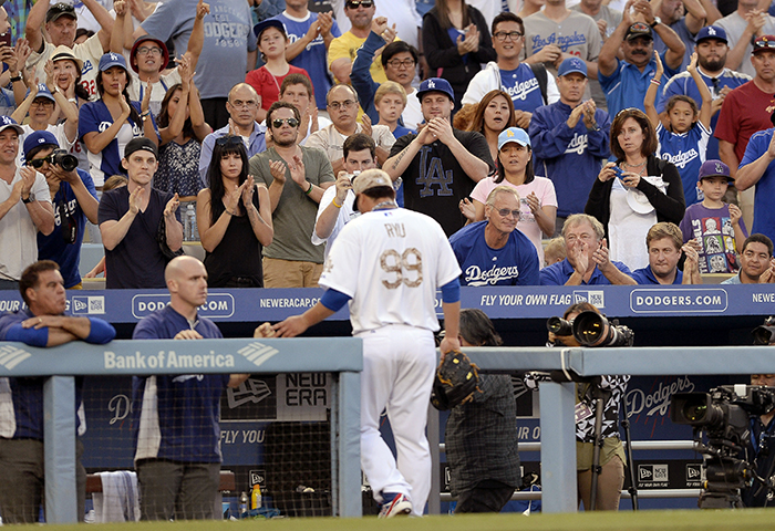  On May 27 at Dodger Stadium, fans give starting pitcher Ryu Hyun-jin a standing ovation as he returns to the dugout in the eighth inning after throwing a perfect seven innings. (photo: Yonhap News) 