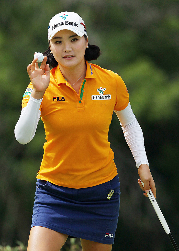 Ryu So-yeon picks up the ball after making a birdie at the ninth hole during the final-round of play at the Canadian Pacific Women's Open golf tournament in London, Ontario, on August 24. (photo: Yonhap News)