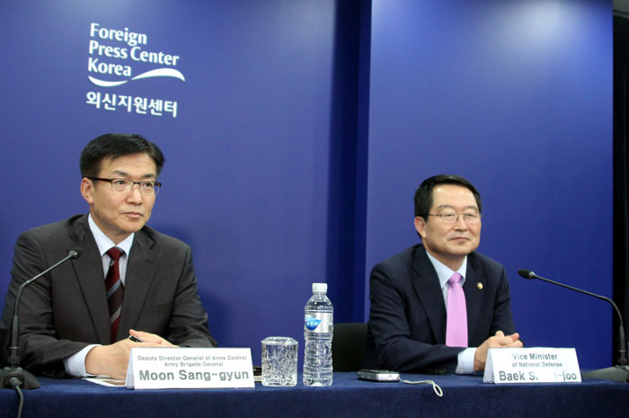 Vice Minister of National Defense Baek Seung-joo (right) and Deputy Director General of Arms Control Moon Sang-gyun (center) engage in a Q&A session during the press briefing for foreign correspondents.