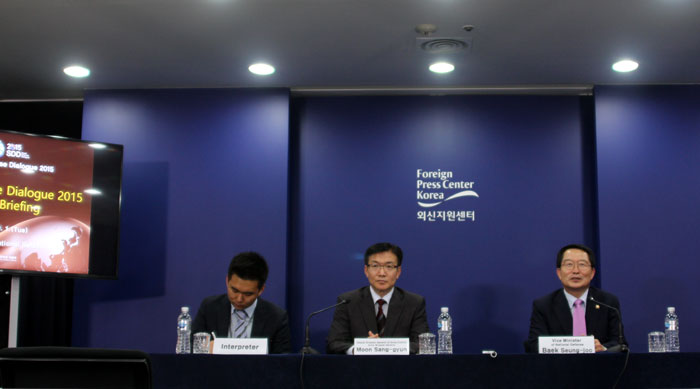Vice Minister of National Defense Baek Seung-joo (right) and Deputy Director General of Arms Control Moon Sang-gyun (center) explain the upcoming Seoul Defense Dialogue, scheduled for Sept. 9 to 11, during a press briefing for foreign correspondents at the Korea Press Center on Sept. 1.