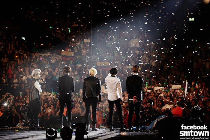 The five-member R&B band SHINee thanks their thousands of fans during the final concert of their Latin America tour, at Luna Park in Buenos Aires, Argentina, on April 8. (photo courtesy of the group’s official Facebook page)