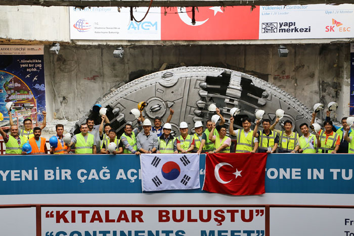 Engineers and workers at SK E&C celebrate the completion of the Eurasia Undersea Tunnel in Istanbul on Aug. 22.