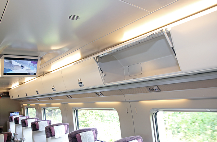 Each seat of SRT is equipped with a power plug and a baggage locker.
