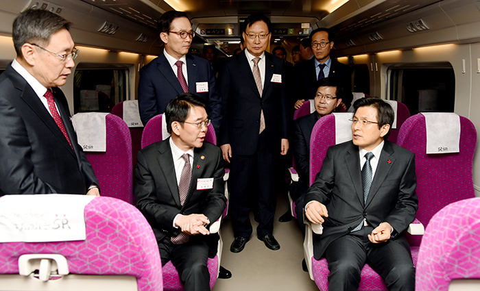 Prime Minister Hwang Kyo-ahn (right) talks with SRT representatives and officials having toured the SRT on Dec. 8.