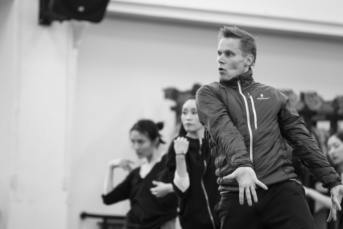  Finnish choreographer Tero Saarinen dances with the National Dance Company of Korea. (photo courtesy of the NDCK) 