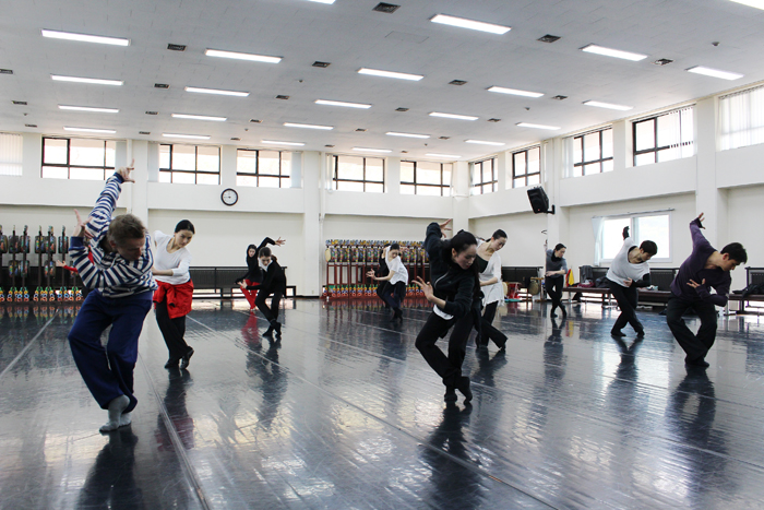  Tero Saarinen practices with the National Dance Company of Korea. (photo courtesy of the NDCK) 