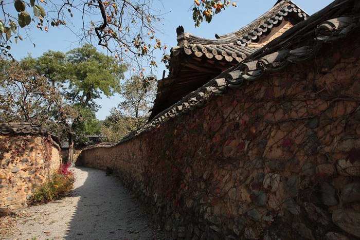 Hanok, traditional Korean houses, create beautiful scenery in Namsa Yedamchon Village. (Courtesy of Sancheong County)