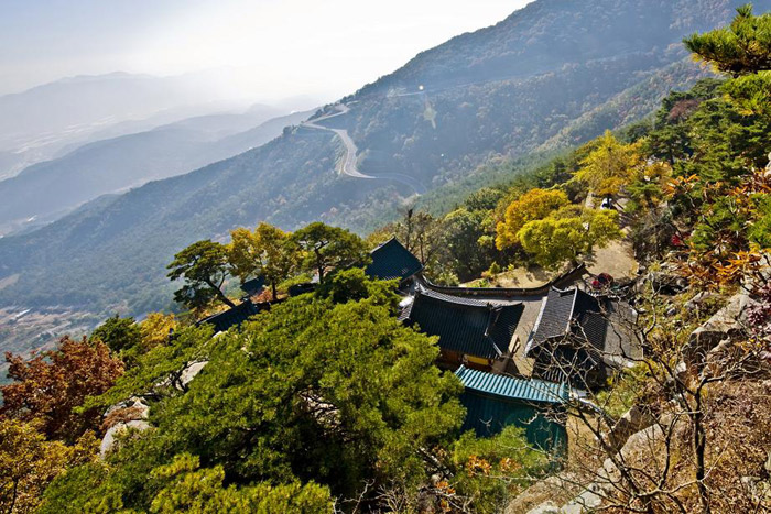 The mountain ridge behind Jeongchwiam Temple creates a picturesque view. (Courtesy of Sancheong County)