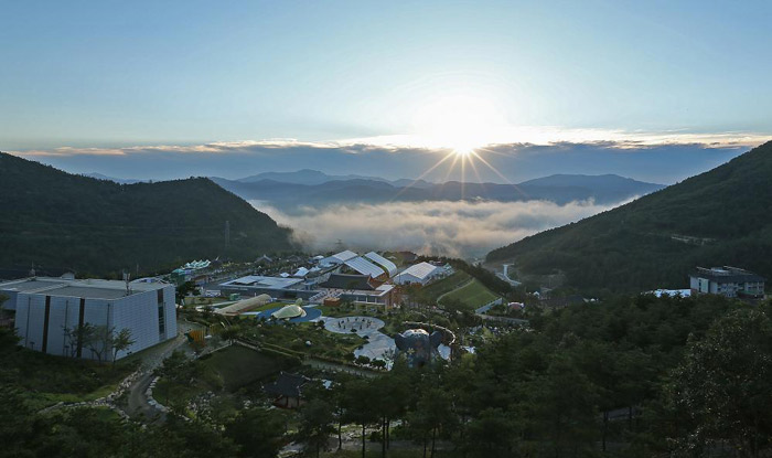 The morning view over Donguibogam Village, the venue for the World Traditional Medicine Fair & Festival, taking place in Sancheong, Gyeongsangnam-do (South Gyeongsang Provice). (Courtesy of Sancheong County)