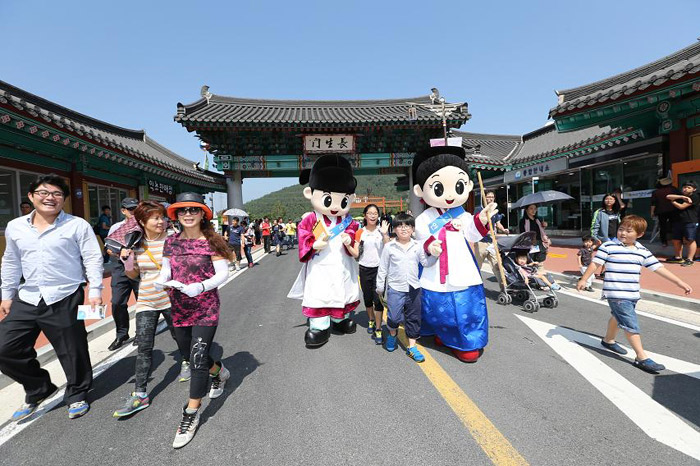 Mascots welcome visitors to the World Traditional Medicine Fair & Festival in Sancheong Gyongsangnam-do (South Gyeongsang Provice). (Courtesy of Sancheong County)
