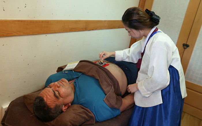 A visitor experiences a Korean traditional medicine treatment at the festival. (Photo: Jeon Han)