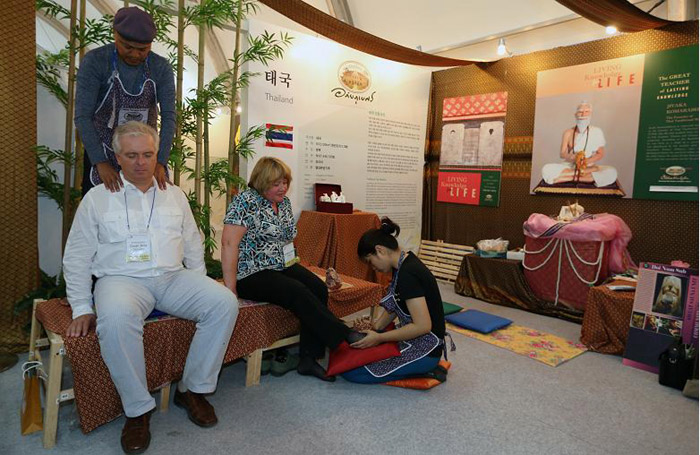 Visitors receive a traditional Thai massage at the festival. (Photo: Jeon Han)