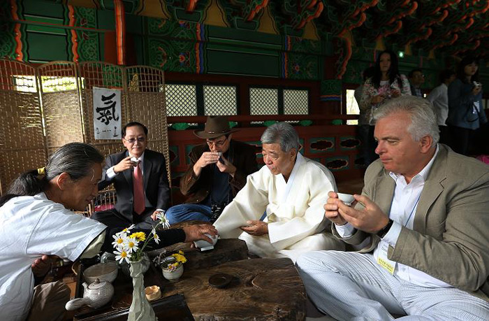 Visitors sample traditional Korean herbal tea at the festival. (Photo: Jeon Han)