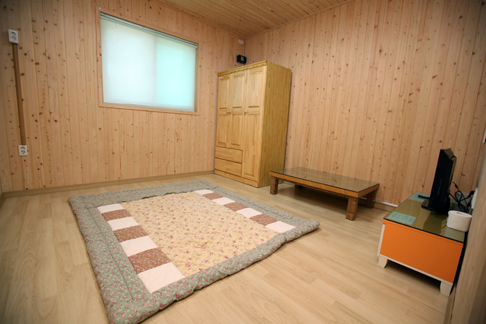 The Sancheong Natural Forest lodge nestled on the slopes of Pilbongsan Mountain in Sancheong, Gyeongsangnam-do, allows tourists to get invigorated both in mind and body while they stay for one or two nights surrounded by forests and clean water. 