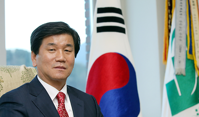 Mayor Heo Kido, who previously worked as a teacher, shows his love and affection for the region throughout the interview.