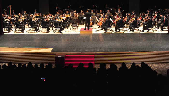The Korean Symphony Orchestra performs the overture from “Die Fledermaus” (“The Bat”) by Johann Strauss in the auditorium of the Government Complex-Sejong. (photo courtesy of the Ministry of Culture, Sports and Tourism)