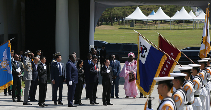 President of Senegal Macky Sall, currently on an official visit to Korea, salutes the national flag of Korea on June 4 at the Seoul National Cemetery.